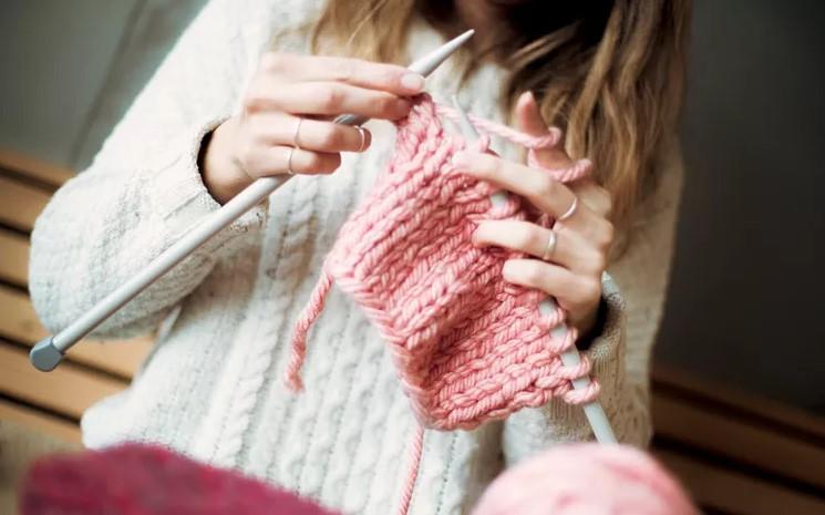 Woman knitting; Photo: LUKATDB/GETTY IMAGES