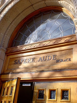 Photo of the Horace quote over the exterior library door, "Sapere Aude"
