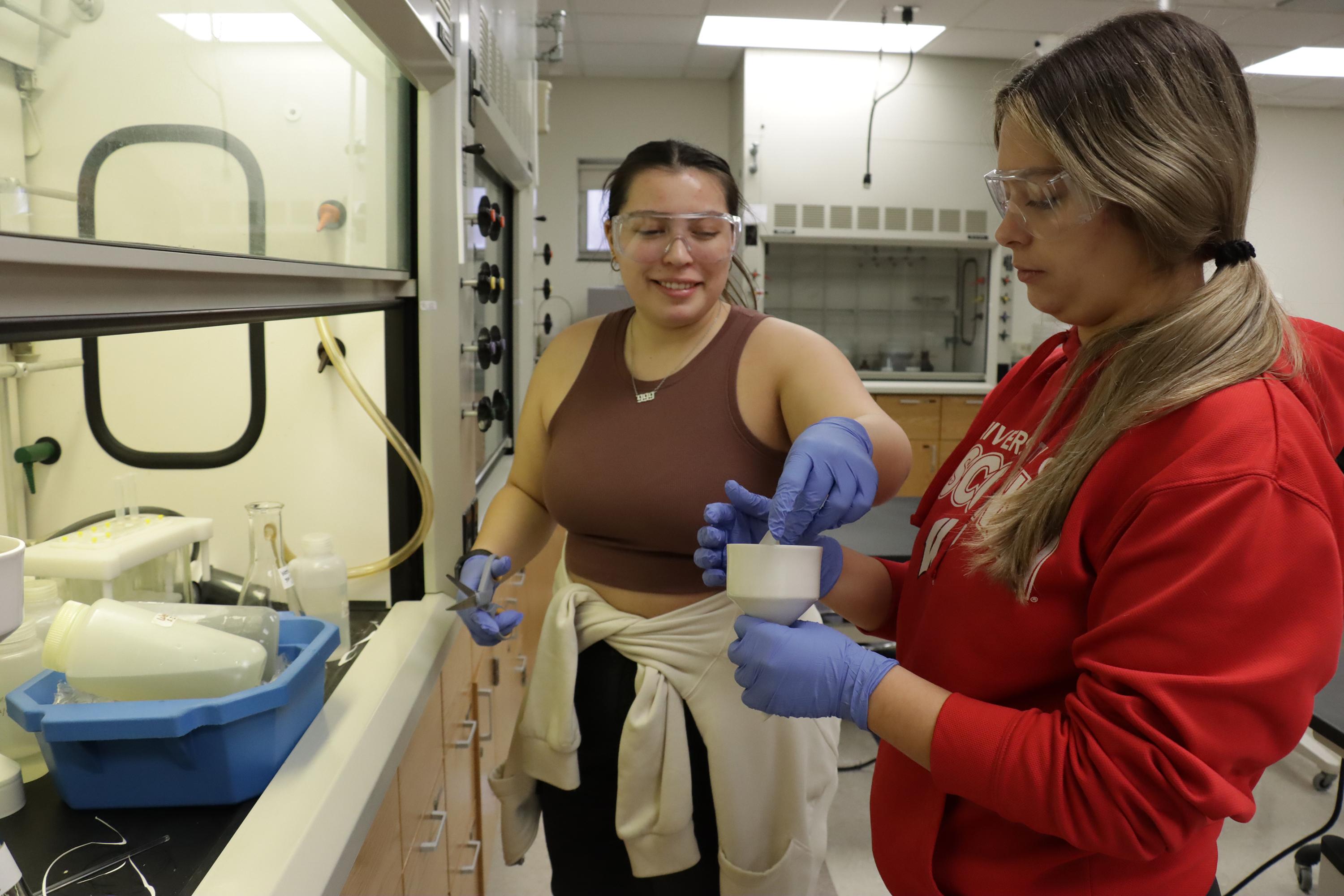 Skyla Geller and Isabel Torcivia in Viterbo University lab