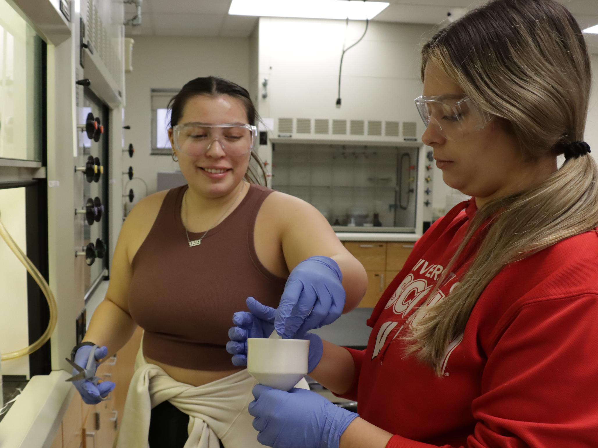 Skyla Geller and Isabel Torcivia in Viterbo University lab